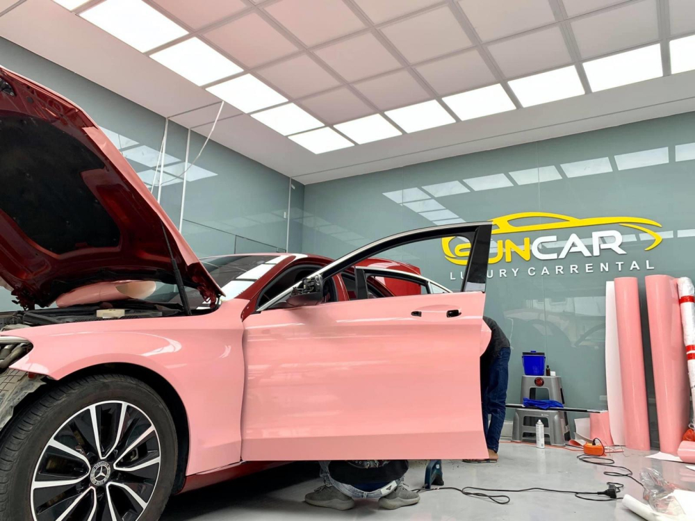 Một chiếc Mercedes-Benz C200 đang được d&aacute;n chuyển m&agrave;u sang hồng nữ t&iacute;nh tại H&agrave; Nội
