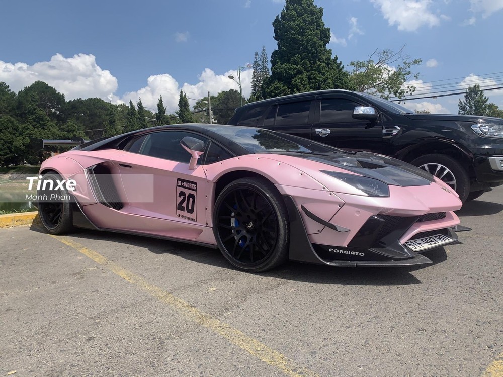 Chiếc si&ecirc;u xe Lamborghini Aventador LP700-4 được đổi m&agrave;u sang m&agrave;u hồng.