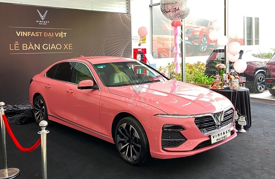 VinFast Lux A2.0 m&agrave;u hồng tại H&agrave; Nội khiến nhiều người ngỡ ng&agrave;ng.