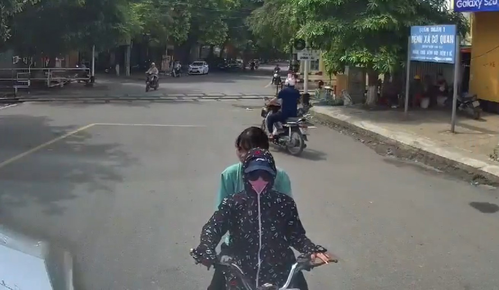 Nữ Ninja chặn đầu xe container v&agrave; kh&ocirc;ng chịu tr&aacute;nh đường