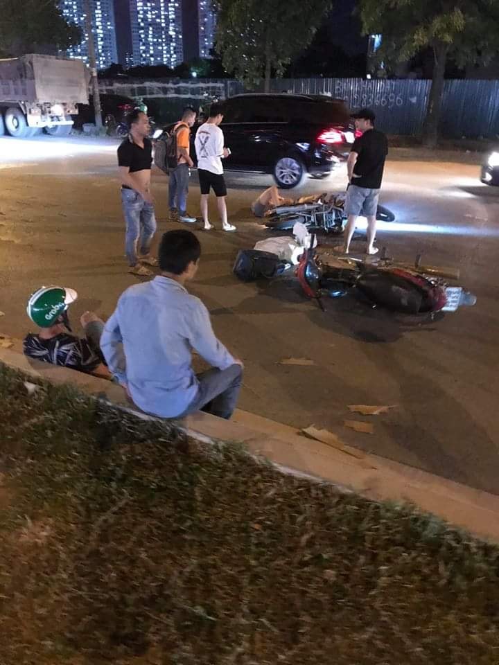 Hiện trường vụ tai nạn giữa 2 chiếc xe m&aacute;y tr&ecirc;n quốc lộ 32 v&agrave;o tối qua
