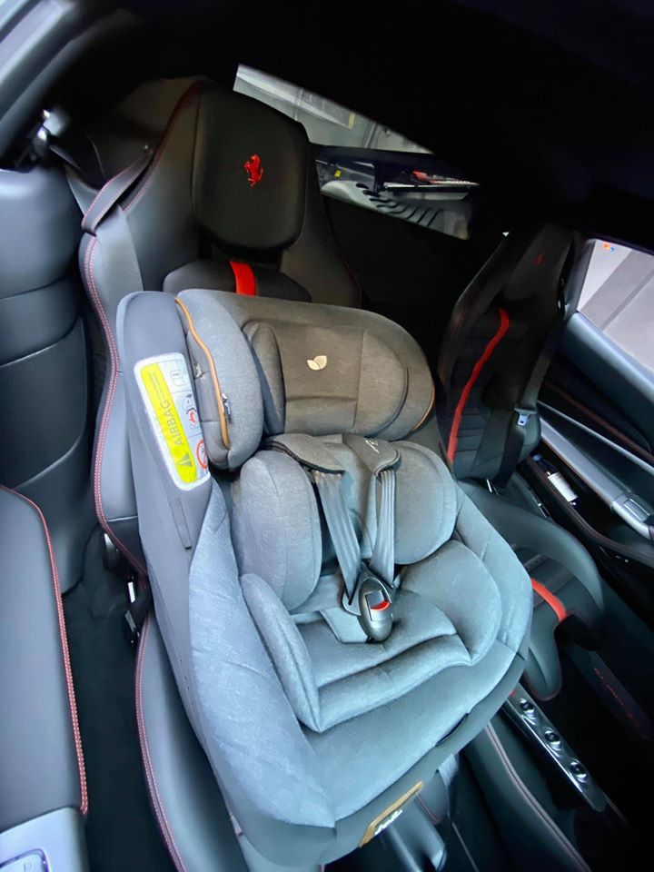 Ghế phụ của si&ecirc;u xe Ferrari F8 Tributo được lắp th&ecirc;m ghế trẻ em như ngầm mang th&ocirc;ng điệp Cường Đ&ocirc;-la tạm biệt h&agrave;nh tr&igrave;nh si&ecirc;u xe nhằm muốn chăm lo cho tổ ấm của m&igrave;nh khi vợ đang mang thai