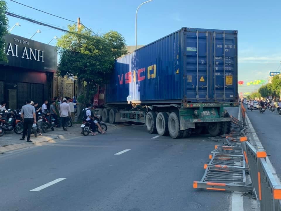Hàng dài dải phân cách bị tông đỗ