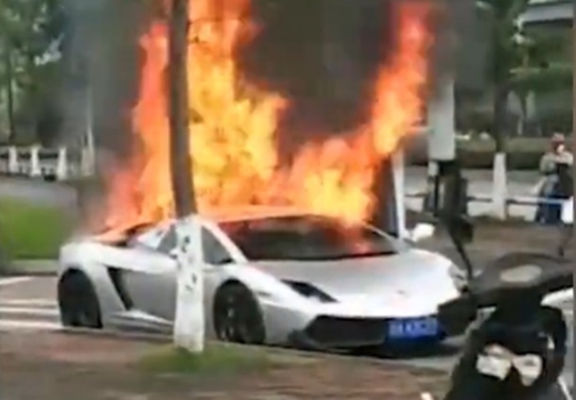 Chiếc siêu xe Lamborghini Gallardo độ cửa cắt kéo bắt lửa bên đường Chiếc siêu xe Lamborghini Gallardo độ cửa cắt kéo bắt lửa bên đường