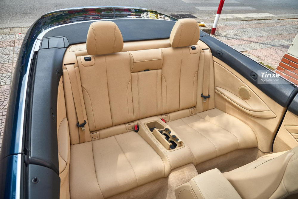 Với chiều dài cơ sở lên đến 2.810 mm, hàng ghế thứ 2 của BMW 420i Convertible 2016 có không gian để chân khá rộng rãi nhưng chỉ có 2 chỗ ngồi Với chiều dài cơ sở lên đến 2.810 mm, hàng ghế thứ 2 của BMW 420i Convertible 2016 có không gian để chân khá rộng rãi nhưng chỉ có 2 chỗ ngồi