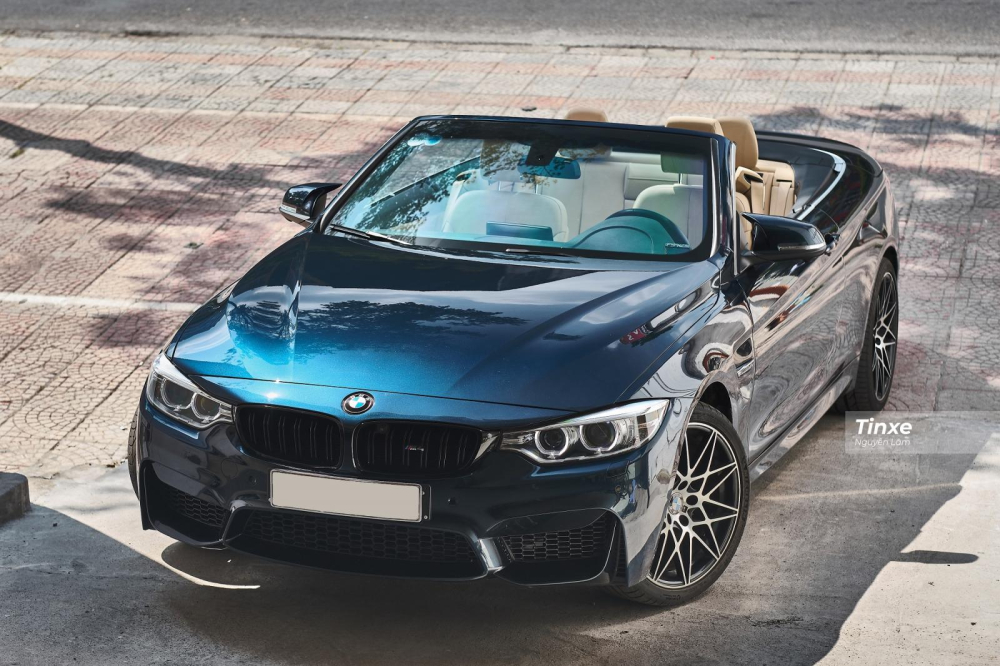 Mui xe BMW 420i Convertible 2016 có thể được đóng/mở khi xe đang di chuyển ở vận tốc thấp với thao tác đóng/mở mui mất gần 20 giây Mui xe BMW 420i Convertible 2016 có thể được đóng/mở khi xe đang di chuyển ở vận tốc thấp với thao tác đóng/mở mui mất gần 20 giây
