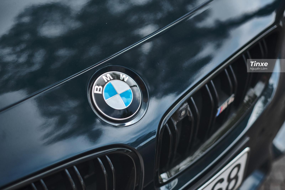 Logo BMW trên đầu xe còn sáng bóng như mới Logo BMW trên đầu xe còn sáng bóng như mới