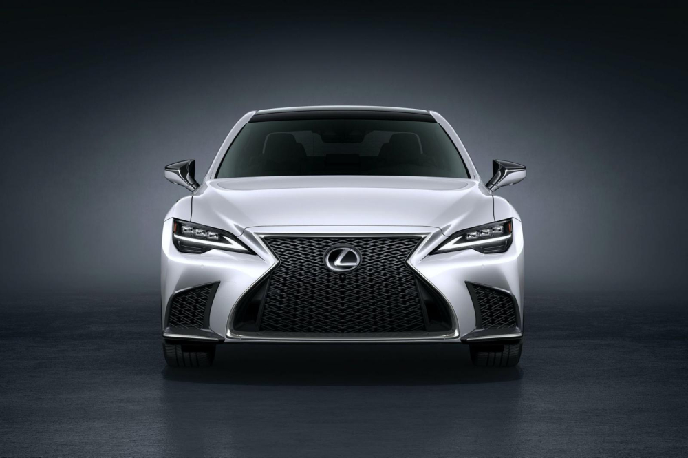 Lưới tản nhiệt của Lexus LS F Sport 2021 cũng kh&ocirc;ng giống bản thường