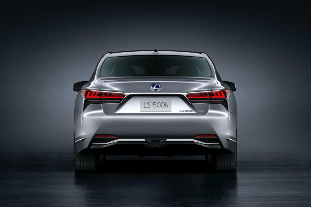 Lexus LS 2021 nh&igrave;n từ ph&iacute;a sau