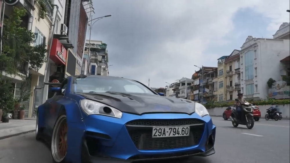 Một chiếc Hyundai Genesis độ body kit thân rộng mang biển Hà Nội Một chiếc Hyundai Genesis độ body kit thân rộng mang biển Hà Nội