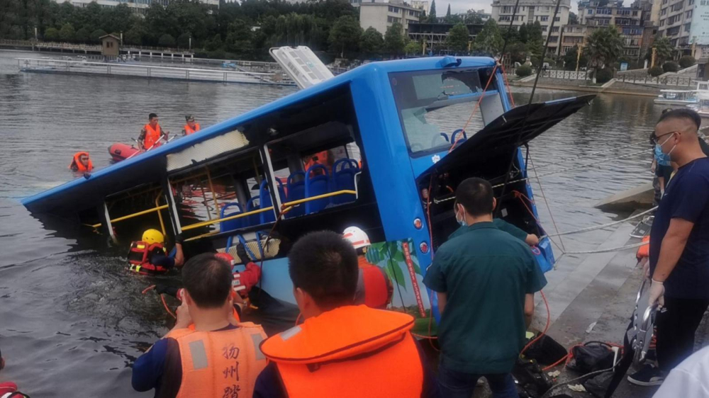 Lực lượng cứu hộ đang tìm kiếm các nạn nhân gặp nạn Lực lượng cứu hộ đang tìm kiếm các nạn nhân gặp nạn