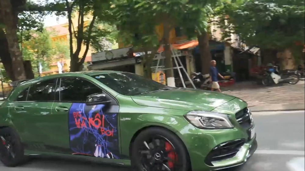 Và một chiếc Mercedes-Benz A45 AMG Và một chiếc Mercedes-Benz A45 AMG