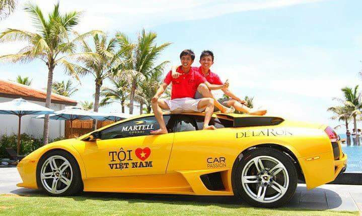 Cường Cường Đô-la cùng Minh Nhựa trong hành trình siêu xe Car Passion vào năm 2011. Đây là hành trình Car Passion có sự góp mặt chung của đôi bạn thân này