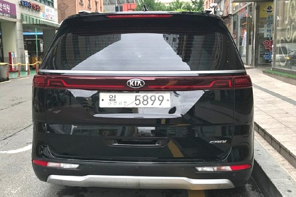 Kia Sedona 2021 có cụm đèn hậu nối liền nhau