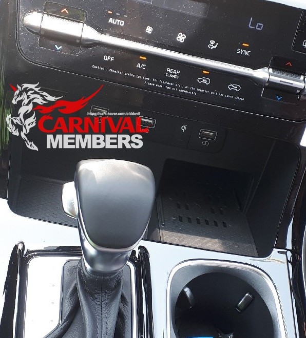 Kia Sedona 2021 vẫn dùng cần số truyền thống thay vì dạng núm xoay như K5 hay Sorento mới