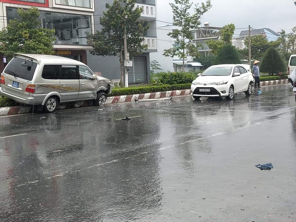 Chiếc &ocirc; t&ocirc; con va chạm với chiếc SUV biển xanh