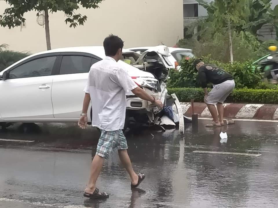 Chiếc &ocirc; t&ocirc; con bị bẹp d&uacute;m phần đầu xe