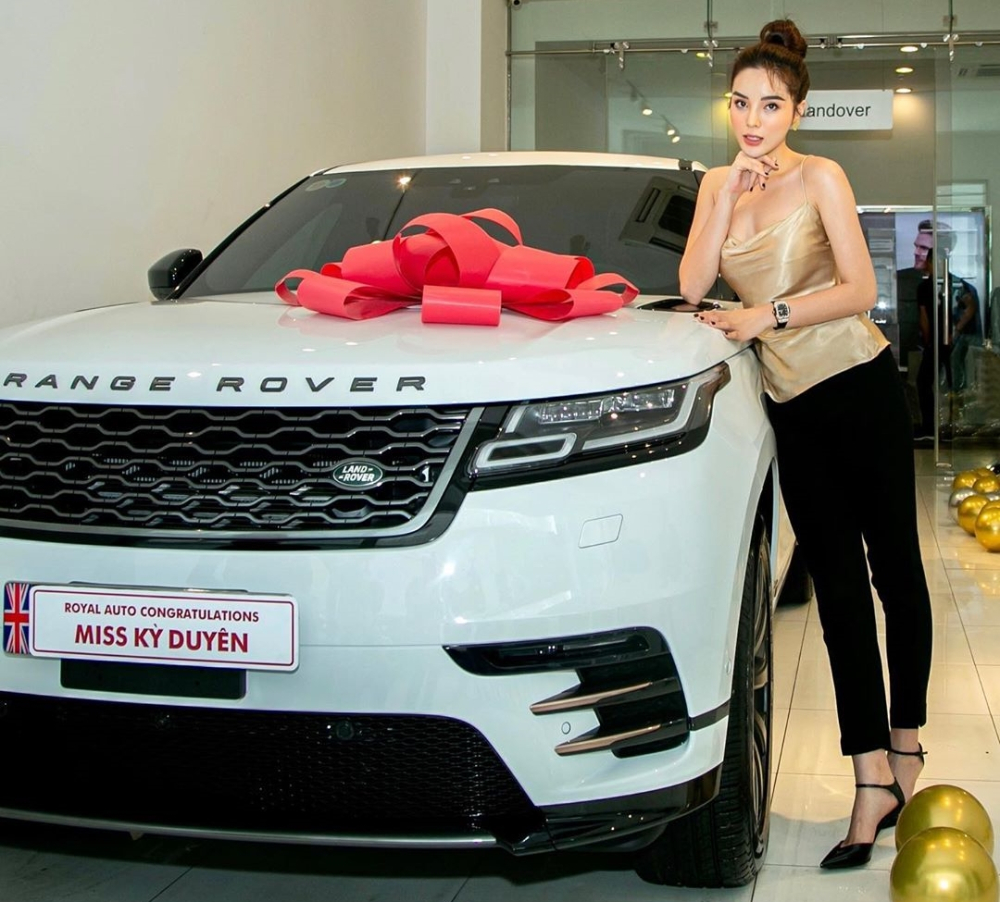 Hoa hậu Kỳ Duyên cùng Range Rover Velar mới mua Hoa hậu Kỳ Duyên cùng Range Rover Velar mới mua