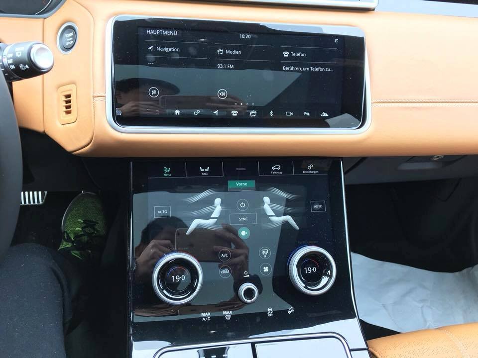 Hai màn hình cảm ứng 10 inch siêu rộng nằm liền nhau theo chiều dọc của một chiếc Range Rover Velar Hai màn hình cảm ứng 10 inch siêu rộng nằm liền nhau theo chiều dọc của một chiếc Range Rover Velar