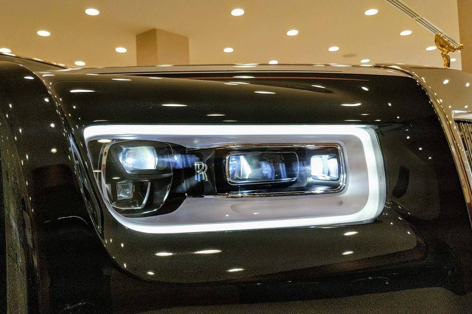 Cận cảnh đèn pha LED trên Rolls-Royce Phantom VIII