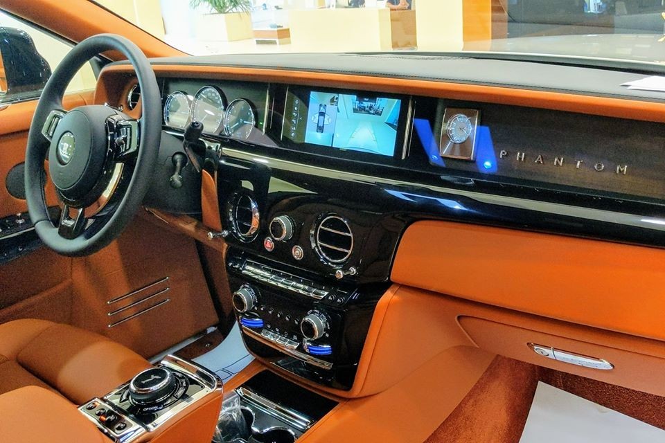 Khoang lái của Rolls-Royce Phantom thế hệ thứ 8 có chi tiết The Gallery
