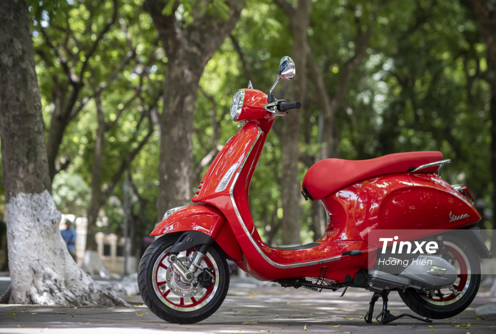 Vẫn giữ nguyên thiết kế của một chiếc Vespa Primavera, phiên bản RED của dòng xe tay thời trang này được khoang lên mình màu sơn đỏ ở hầu hết tất cả các chi tiết của xe. Vẫn giữ nguyên thiết kế của một chiếc Vespa Primavera, phiên bản RED của dòng xe tay thời trang này được khoang lên mình màu sơn đỏ ở hầu hết tất cả các chi tiết của xe.