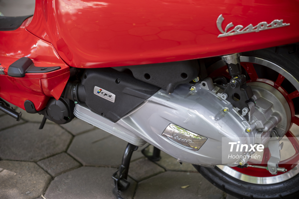 Cùng với khối động cơ iGet 125cc xi lanh đơn 4 thì tích hợp phun xăng điện tử và được làm mát bằng gió. Với trang bị này, Vespa Primavera RED vẫn có khả năng sản sinh công suất tối đa khoảng 10,6 mã lực tại vòng tua máy 7.700 vòng/phút và mô-men xoắn cực đại đạt 10,4 Nm tại 6.000 vòng/phút. Xe cũng Cùng với khối động cơ iGet 125cc xi lanh đơn 4 thì tích hợp phun xăng điện tử và được làm mát bằng gió. Với trang bị này, Vespa Primavera RED vẫn có khả năng sản sinh công suất tối đa khoảng 10,6 mã lực tại vòng tua máy 7.700 vòng/phút và mô-men xoắn cực đại đạt 10,4 Nm tại 6.000 vòng/phút. Xe cũng