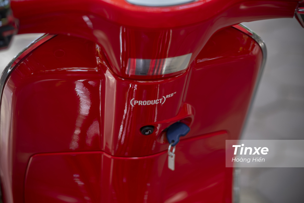 Và logo (PRODUCT) RED ở ngay bên dưới cổ xe phía sau. Và logo (PRODUCT) RED ở ngay bên dưới cổ xe phía sau.
