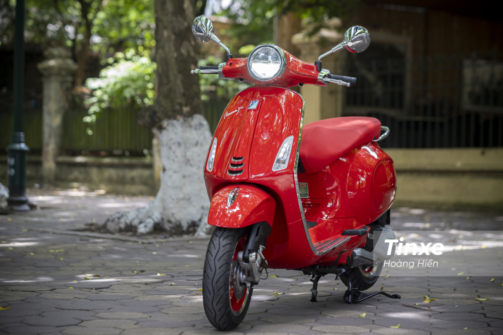 Tại Việt Nam, Vespa Primavera RED được bán với giá 82,5 triệu đồng. Với mỗi chiếc Vespa Primavera RED được bán ra sẽ dành 100 USD (khoảng 2,3 triệu đồng) để đóng góp cho Quỹ Toàn Cầu chống lại bệnh AIDS Tại Việt Nam, Vespa Primavera RED được bán với giá 82,5 triệu đồng. Với mỗi chiếc Vespa Primavera RED được bán ra sẽ dành 100 USD (khoảng 2,3 triệu đồng) để đóng góp cho Quỹ Toàn Cầu chống lại bệnh AIDS