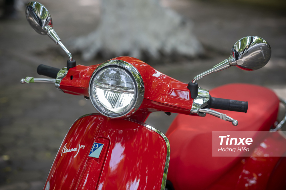 Vespa Primavera RED vẫn được trang bị đèn chiếu sáng dạng full-LED hai tầng. Vespa Primavera RED vẫn được trang bị đèn chiếu sáng dạng full-LED hai tầng.