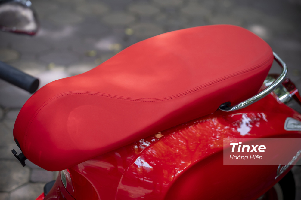 Ngay cả phần yên xe cũng được phối một màu đỏ tinh tế để không tạo sự trùng lặp mà vẫn nổi bật trên màu sơn đỏ của thân xe. Và quan trọng hơn cả là chất liệu da làm yên xe của Vespa Primavera Red rất mềm và mịn, khác hẳn da bọc yên xe thông thường. Ngay cả phần yên xe cũng được phối một màu đỏ tinh tế để không tạo sự trùng lặp mà vẫn nổi bật trên màu sơn đỏ của thân xe. Và quan trọng hơn cả là chất liệu da làm yên xe của Vespa Primavera Red rất mềm và mịn, khác hẳn da bọc yên xe thông thường.