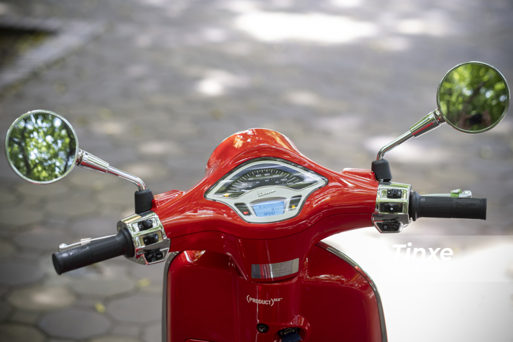 Cụm tay lái rất quen thuộc với mặt đồng hồ kết hợp giữa cơ và điện tử. Cụm tay lái rất quen thuộc với mặt đồng hồ kết hợp giữa cơ và điện tử.