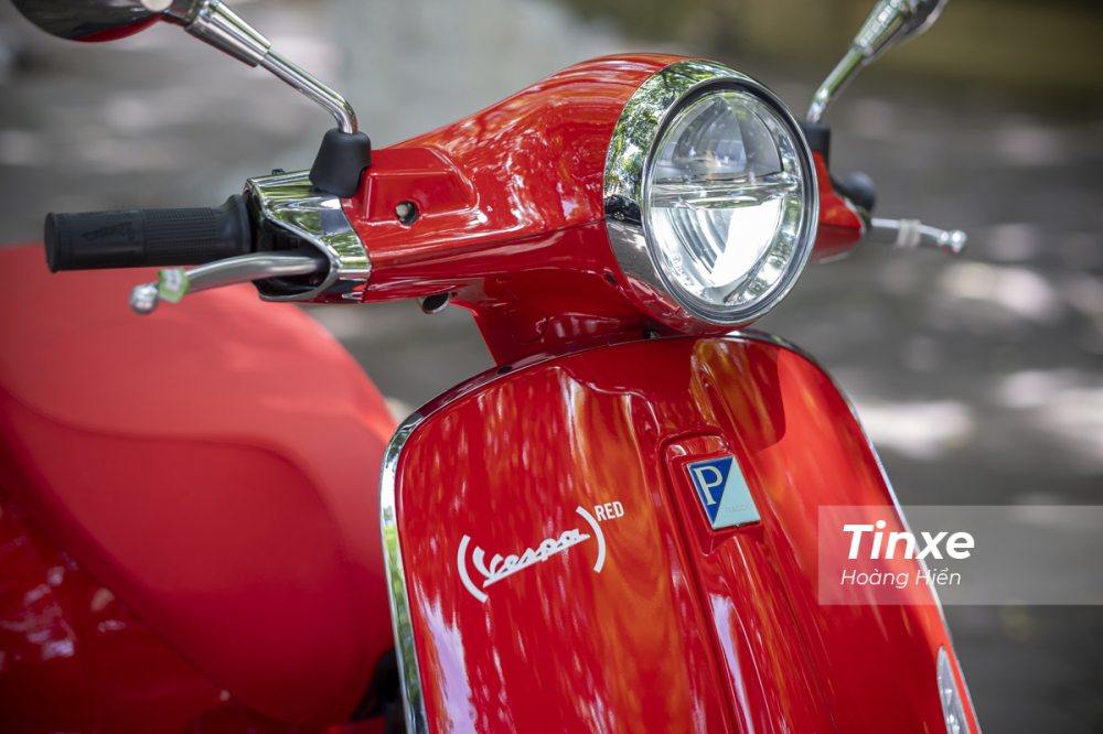 Bên cạnh màu sơn đỏ nổi bật, Vespa Priamvera Red còn có một bộ tem đặc biệt để nhận diện với logo (Vespa) RED ở yếm trước của xe. Bên cạnh màu sơn đỏ nổi bật, Vespa Priamvera Red còn có một bộ tem đặc biệt để nhận diện với logo (Vespa) RED ở yếm trước của xe.