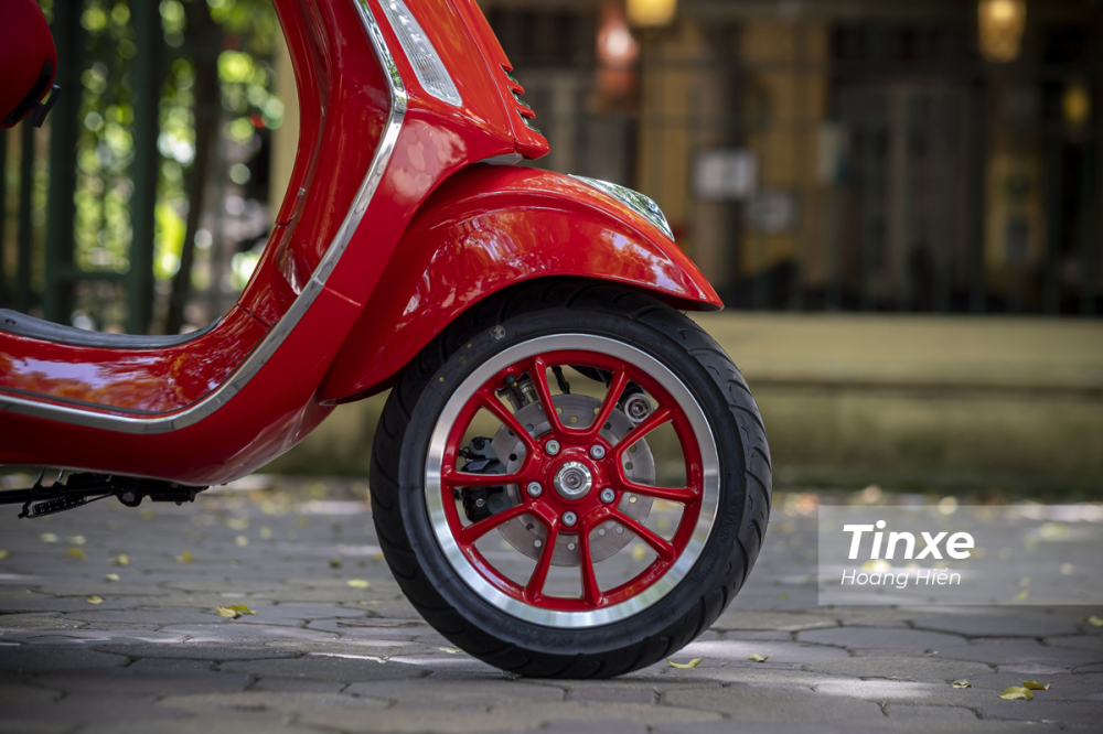 Vespa Primavera RED vẫn được trang bị bộ vành kích thước 11 inch nhưng đã được sơn sang màu đỏ. Tất nhiên, màu đỏ của vành xe vẫn rất nổi bật trên tổng thể màu đỏ của cả chiếc xe. Vespa Primavera RED vẫn được trang bị bộ vành kích thước 12 inch nhưng đã được sơn sang màu đỏ. Tất nhiên, màu đỏ của vành xe vẫn rất nổi bật trên tổng thể màu đỏ của cả chiếc xe.