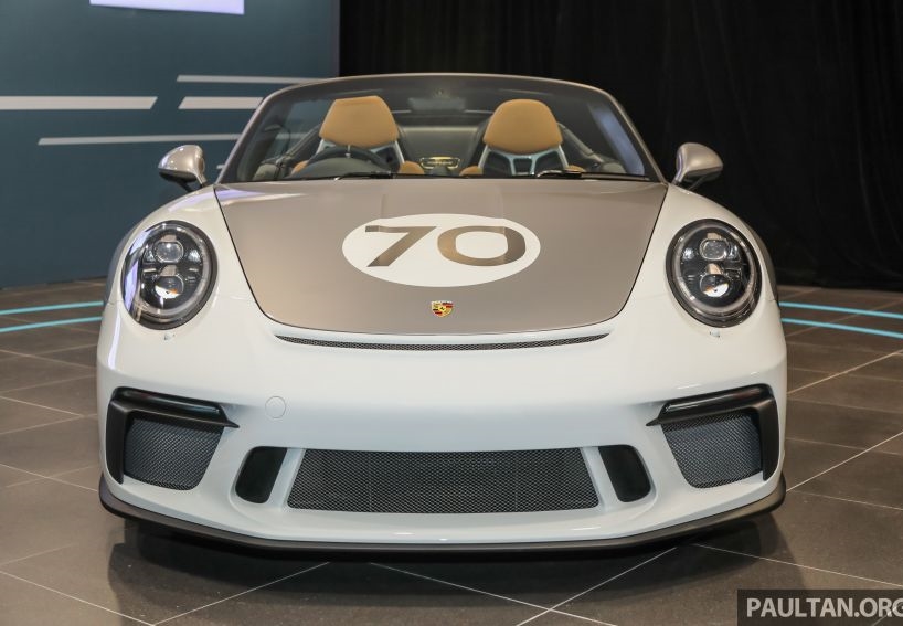 Hơn 1 năm sau đ&oacute;, thị trường Malaysia mới c&oacute; chiếc xe thể thao mui trần Porsche 911 Speedster đầu ti&ecirc;n. Chiếc xe n&agrave;y được đại l&yacute; Porsche Centre Ara Damansara, ở bang Selangor mang về Malaysia trưng b&agrave;y.