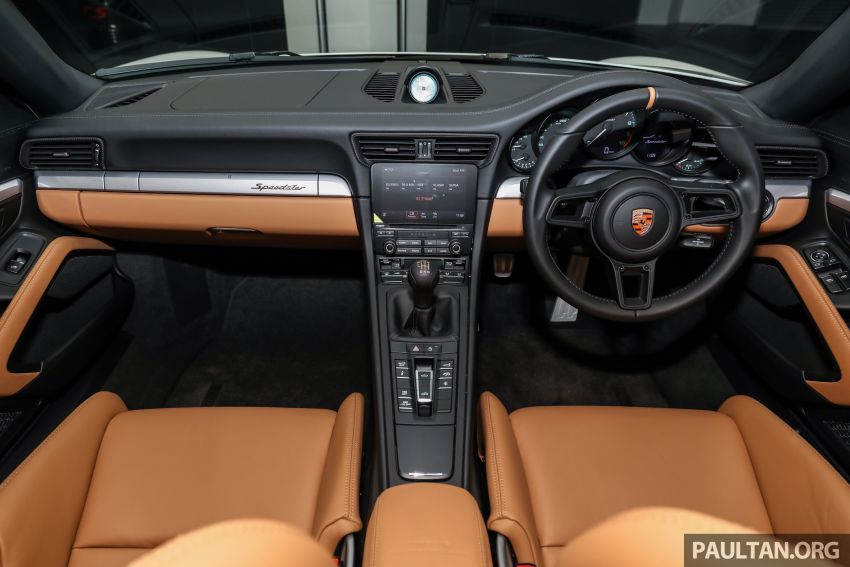 Cận cảnh khoang l&aacute;i của chiếc xe thể thao mui trần Porsche 911 Speedster