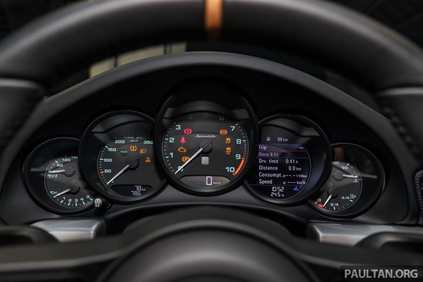 Theo đ&oacute;, chiếc xe thể thao mui trần Porsche 911 Speedster 2020 đầu ti&ecirc;n đến Malaysia được trang bị động cơ xăng Boxer 6 xi-lanh, h&uacute;t kh&iacute; tự nhi&ecirc;n, dung t&iacute;ch 4.0 l&iacute;t với c&ocirc;ng suất tối đa 503 m&atilde; lực v&agrave; m&ocirc;-men xoắn cực đại 470 Nm.
