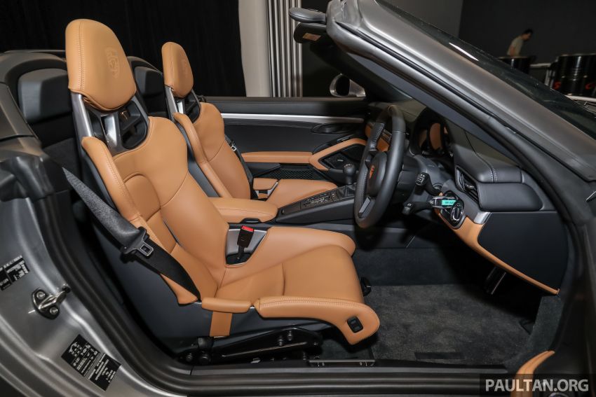 Nội thất chiếc Porsche 911 Speedster đầu ti&ecirc;n đến Malaysia c&oacute; ghế ngồi bọc m&agrave;u da b&ograve;, tựa đầu ghế ngồi của xe th&ecirc;u logo h&atilde;ng Porsche thay v&igrave; d&ograve;ng chữ Speedster.