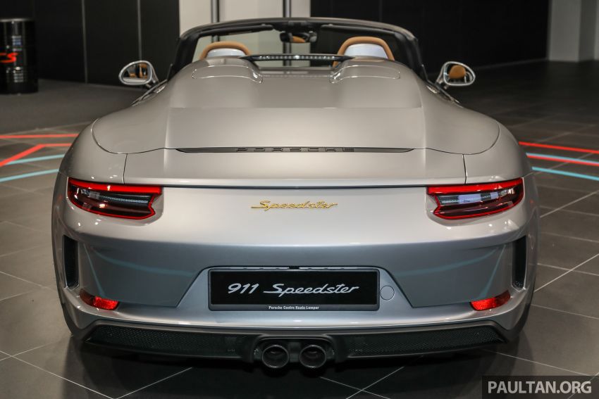 Tại thị trường Mỹ, Porsche 911 Speedster 2020 c&oacute; gi&aacute; kh&ocirc;ng rẻ ch&uacute;t n&agrave;o, khởi điểm từ 274.500 đ&ocirc; la, tương đương 6,42 tỷ đồng. Gi&aacute; b&aacute;n n&agrave;y chưa bao gồm 1.250 USD chi ph&iacute; vận chuyển v&agrave; giao xe. C&ograve;n ở Malaysia, ước t&iacute;nh c&aacute;c đại gia nước n&agrave;y phải bỏ ra hơn 14,6 tỷ đồng để sở hữu Porsche 911 Speedster 2020.