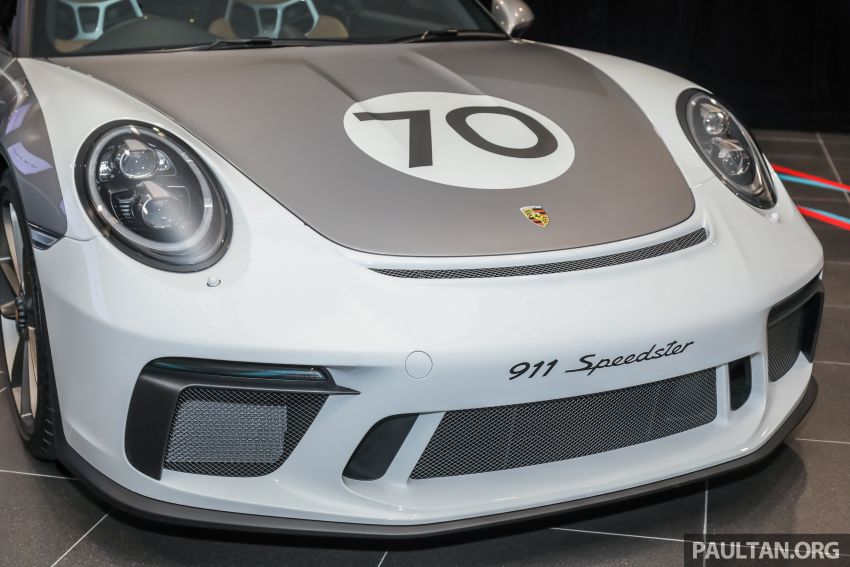  Porsche 911 Speedster đầu ti&ecirc;n đến Malaysia sở hữu m&agrave;u sơn bạc ở nửa th&acirc;n sau v&agrave; phần đầu xe c&oacute; m&agrave;u trắng. 