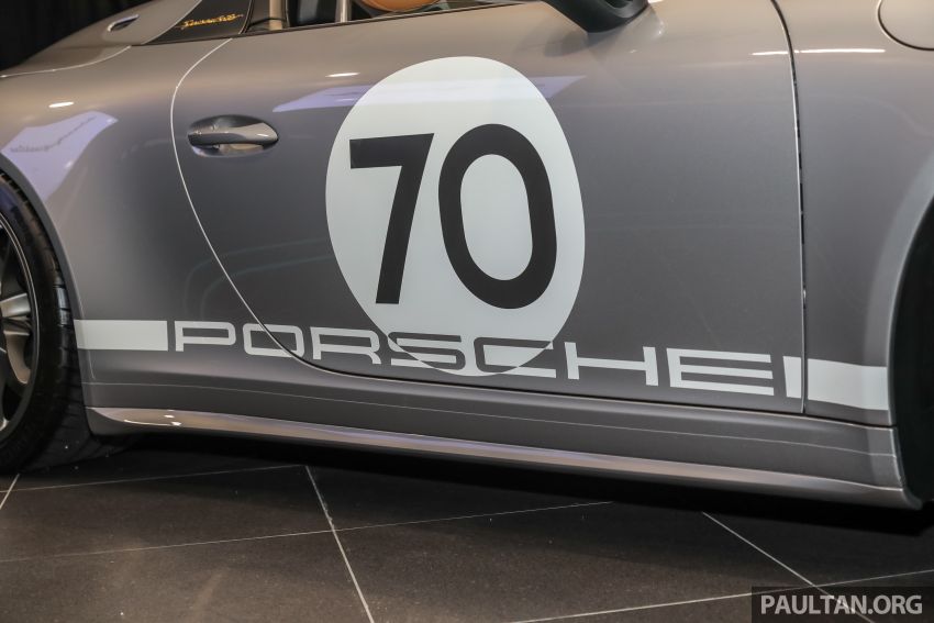 Ngo&agrave;i ra l&agrave; con số 70 ở b&ecirc;n h&ocirc;ng xe. Con số n&agrave;y cũng xuất hiện trước đầu xe Porsche 911 Speedster đầu ti&ecirc;n đến Malaysia