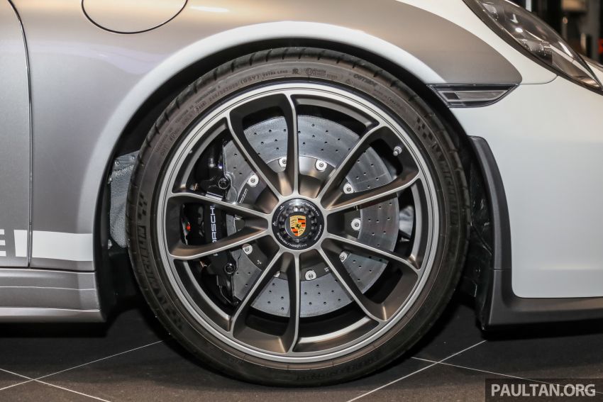 Xe sở hữu bộ la-zăng c&oacute; thiết kế tương đồng với mẫu xe thể thao hiệu suất cao Porsche 911 GT3