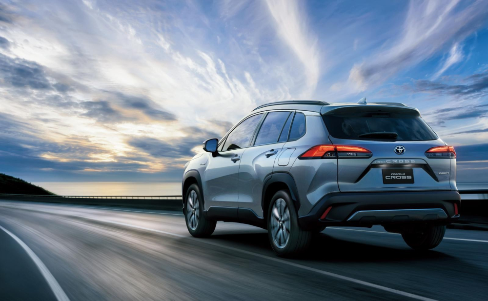 Đây là lần đầu tiên Toyota đưa một mẫu xe hybrid phổ thông về Việt Nam