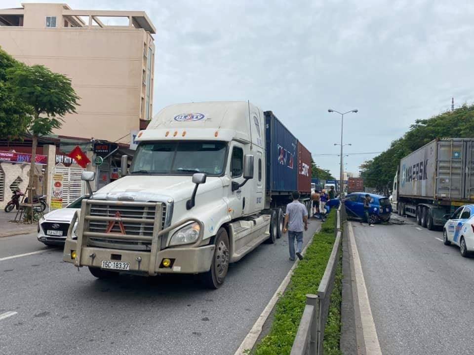 Chiếc xe container kh&ocirc;ng hề hấn g&igrave;