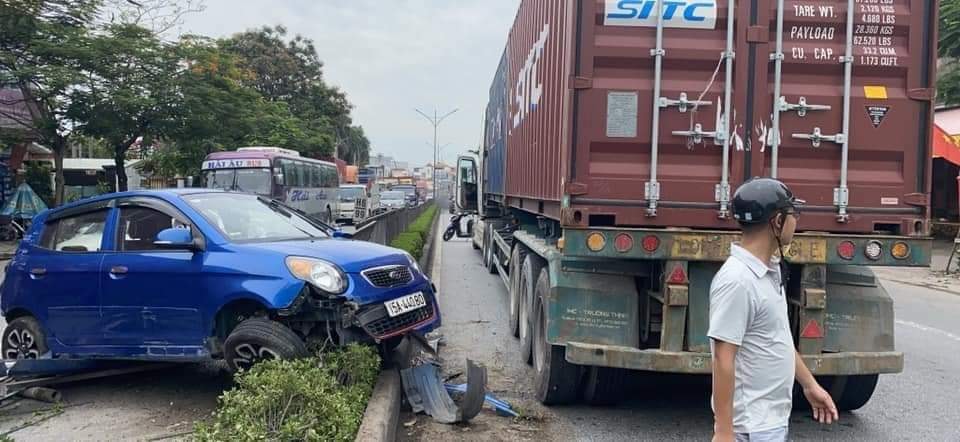 Chiếc Kia Morning bị biến dạng cả đầu xe lẫn đu&ocirc;i xe