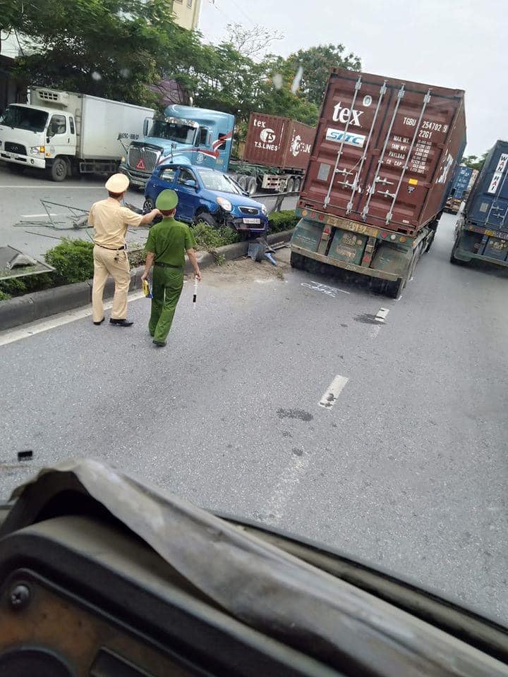 Lực lượng chức năng c&oacute; mặt tại hiện trường vụ tai nạn