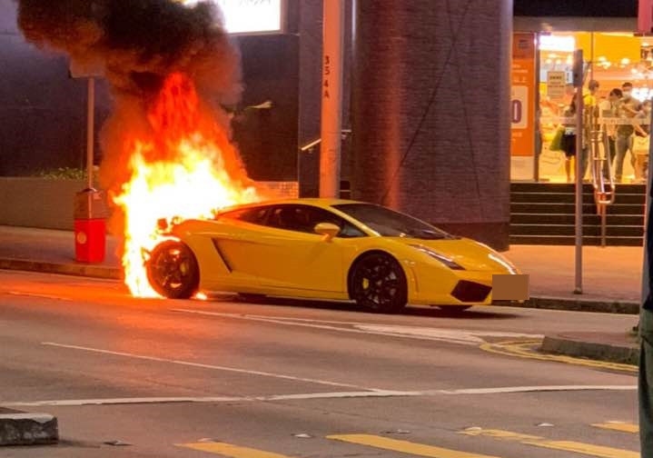 Siêu xe Lamborghini Gallardo bất ngờ bốc cháy tại trung tâm mua sắm ở Hong Kong Siêu xe Lamborghini Gallardo bất ngờ bốc cháy tại trung tâm mua sắm ở Hong Kong