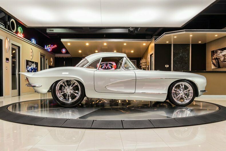 B&ecirc;n sườn&nbsp;của chiếc&nbsp;Chevrolet Corvette 1962 phục chế gi&aacute; 275.000 USD