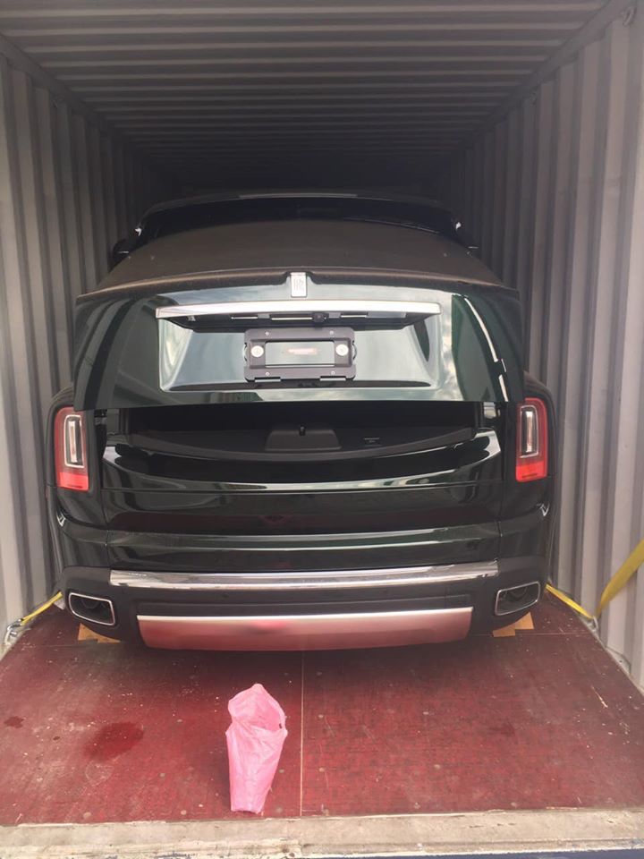 Hình ảnh khui công chiếc Rolls-Royce Cullinan màu xanh ngọc lục bảo độc nhất Việt Nam