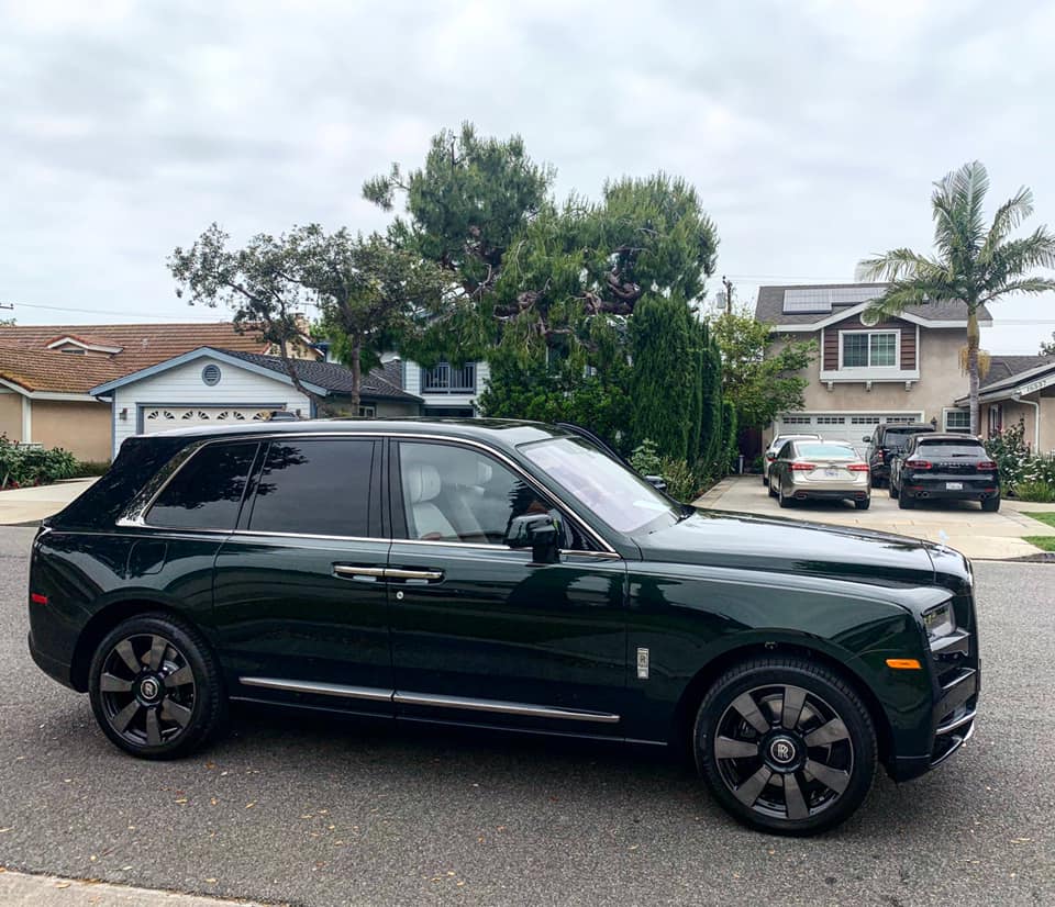 Cận cảnh màu sơn xanh ngọc lục bảo của chiếc SUV siêu sang Rolls-Royce Cullinan mới về Việt Nam